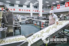 馅料区几台银灰色的拌馅机正正在翻